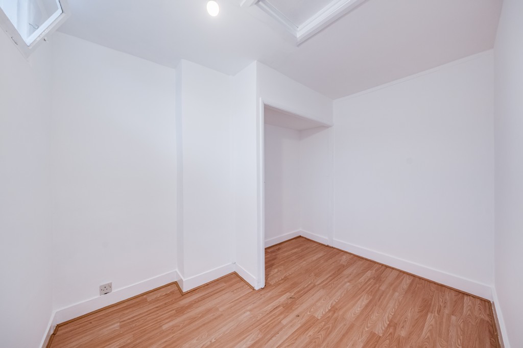 Lot: 91 - MAISONETTE IN HIGH STREET - Internal image of bedroom 2